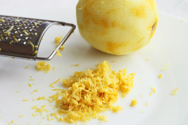 Лимон тоже помойте, хорошенько потрите щеточкой и обдайте кипятком. Это нужно чтобы смыть верхний налет из специальных веществ, предохраняющий цитрусы от порчи. К тому же кипяток усилит аромат эфирных масел.<br><br>  Натрите цедру лимона на мелкой терке. Старайтесь не затрагивать белую часть лимонной кожуры, нам нужен только желтый слой.