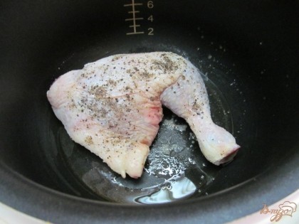 Окорочок посолить и поперчить. В чашу мультиварки налить чуть растительного масла и выложить курицу. Выставить программу "выпечка". Через 15 минут окорочок перевернуть и жарить еще 15 минут.