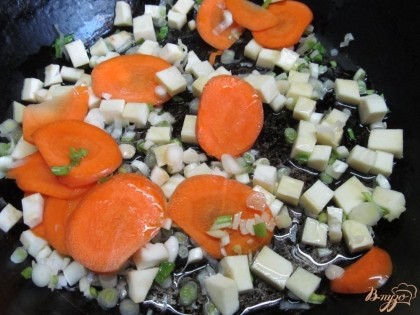 Тем временем выгрузить остальные овощи (сразу все) в сковороду с растительным маслом. Жарим до мягкости овощей.