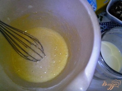 Для заварного крема 1 стакан молока влить в кастрюлю и поставить её на медленный огонь. Яйцо взбить с сахаром, добавить муку и остальное молоко (1 стакан) и вымешать до однородной массы.