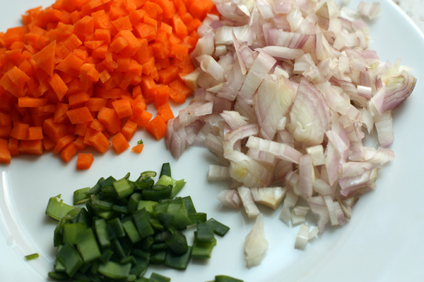 Измельчите небольшую луковицу-шалот, маленькую морковь и зеленый лук. Мясо нарежьте тонкими полосками поперек волокон (как на беф-строганов).