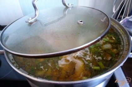 В готовый суп кладем нарубленную зелень.