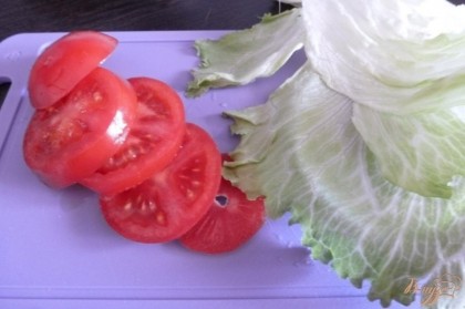 Салат вымоем и обсушим,помидоры нарежем на кружки.