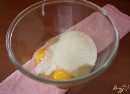 В чашу для запеса поместите 3 яйца, сахар, соль, ваниль, разрыхлитель.