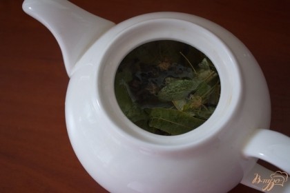 Зеленый чай, черный чай и цветы липы кладем в заварник. Заливаем кипятком. Кипятка надо около 1 литра. Даем настояться 5 минут.