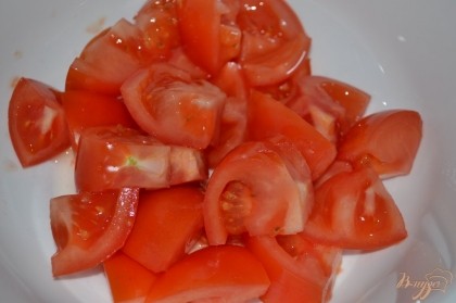 Крупно порезать помидоры.