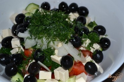 Добавить к салату маслины и мелко порубленную зелень. Посолить, поперчить. Помазать оливковым маслом.