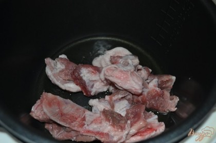 Мясо порезать и отправить в чашу мультиварки в разогретое растительное масло, жарить в режиме жарка/фритюр с открытой крышкой 10 минут.
