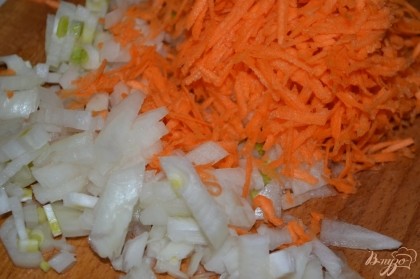 Нарезать мелко лук и натереть морковь на терке.