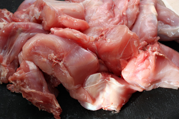 Тушку кролика разрубите на порционные куски. Можно даже сразу удалить кости и использовать только филе.