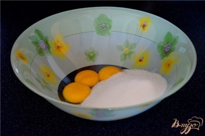 Яичные белки отделить от желтков. Желтки растереть в сахаром и ванильным сахаром.