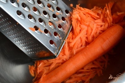 Морковь почистить и нарететь на крупной терке.