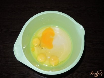 Соединяем яйца и сгущёное молоко в миске.