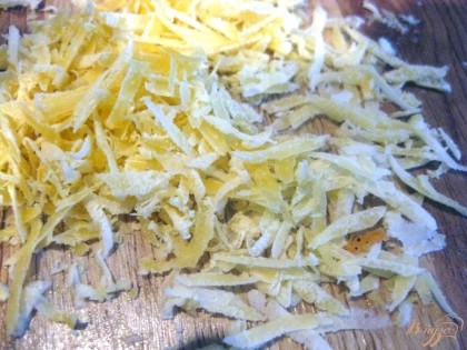 Натереть на крупной терке твердый сыр.