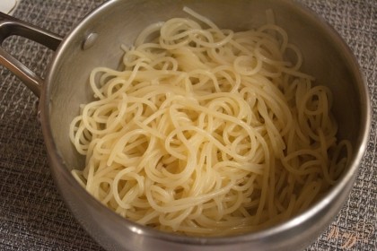 Отварите спагетти до готовности, согласно инструкции.
