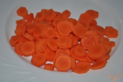 Овощи нарезать и сразу добавлять в суп. Очистить и нарезать морковь.