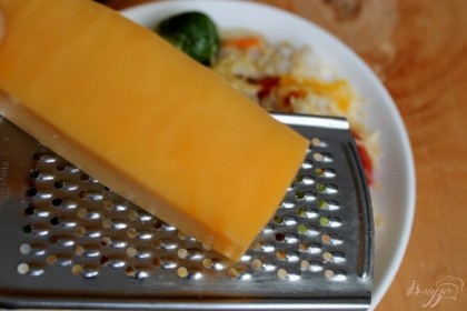 Готовые овощи и рыбу перекладываем в порционные тарелки и посыпаем тертым сыром. Сыр должен оплавиться.