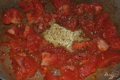Нарезать помидоры и слегка обжарить на сливочном масле 3-5 минут, посыпав специями, чтобы раскрылся их вкус. Суп должен быть острым!