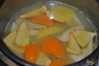 Корки от апельсина и лимона проварить в небольшом количестве воды 5 минут, выжав туда предварительно сок лимона