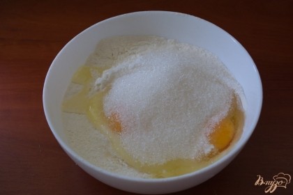 Добавляем яйца, сахар, щипку соли.