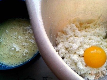 Растереть творог с сахаром, добавить 1 желток, немного ванилина, щепотку соли и вымешать до однородной массы. Из остальных яиц приготовить кляр.
