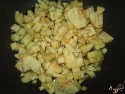 Яблоки моем, очищаем от семян и кожицы, нарезаем небольшими кубиками.