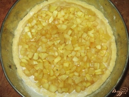 Укладываем яблоки на  тесто и ставим в разогретую до 180 градусов духовку на 15 минут.