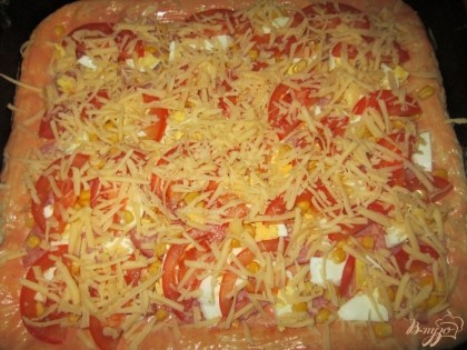 Потом помидор нарезанный и все засыпаем тертым сыром. Ставим в разогретую духовку до 180С на 30-35мин. Проверяем на готовность.