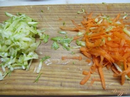 Морковь с кабачком натереть на крупной терке. Отжать жидкость у кабачка.