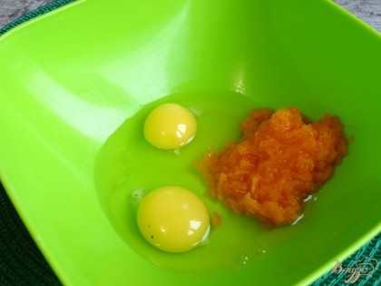 В отдельной посуде соединяем яйца и тыквенное пюре.