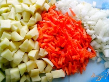 Нарезать мелкими кубиками лук, картофель – кубиками среднего размера и морковь – соломкой.
