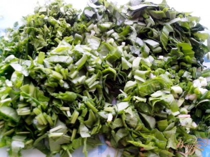 Нарезать всю зелень: щавель, шпинат, черемшу, зелёный лук и зелень петрушки.