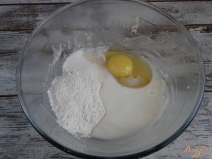 Через 15 минут в опару можно добавить остальные ингредиенты – оставшуюся муку, сахар, молоко, вбить куриное яйцо и всыпать щепотку соли.