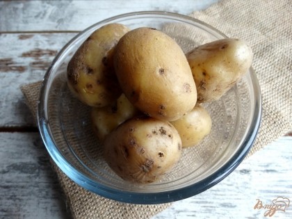 Клубни картофеля отварить в подсоленной воде «в мундирах». Остудить и очистить.