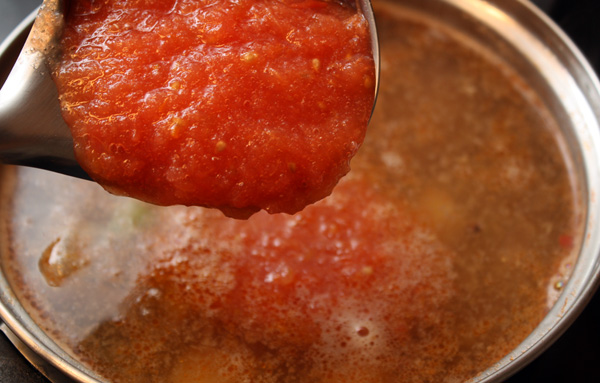 Положите в суп томатное пюре и нарезанное кубиками рыбное филе (в этом рецепте используется треска), посолите. Доведите до кипения и варите 5 минут на небольшом огне.