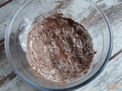 Готовим шоколадное покрытие для пирожных. Смешиваем сахарную пудру, какао-порошок (половина общего количества какао) и кукурузный крахмал.