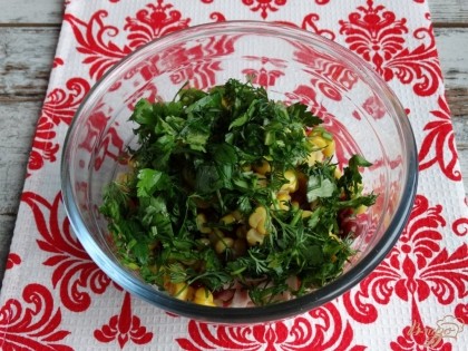 Дополняем салат рубленой зеленью – укропом и петрушкой.