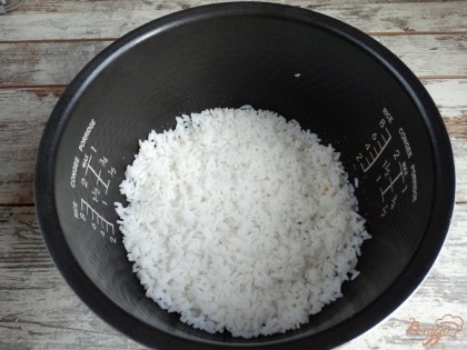 Дно и стенки мультиварки смазываем маргарином или растительным маслом, используя кулинарную кисть. Выкладываем первый слой запеканки – половину отварного риса.