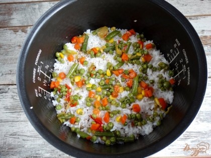Далее размещаем еще немного риса, а затем – подготовленную овощную смесь.