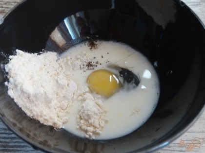 Из яйца, молока, муки, соли и перца сделайте «тесто» для омлета. Вылейте его в силиконовую формочку и выпекайте в духовке около 15 минут. Затем немного остудите и порежьте соломкой.