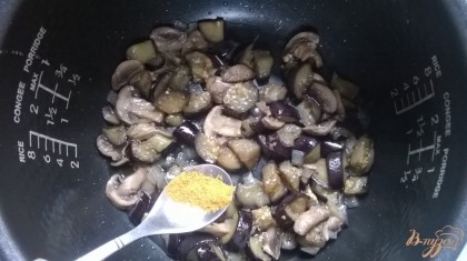 Добавим грибы и немного приправы карри, а также соль и перец по вкусу.