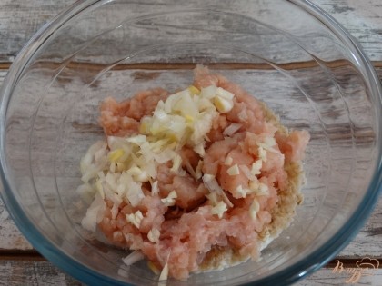 После этого добавьте соль, молотый перец, измельченный чеснок и лук.