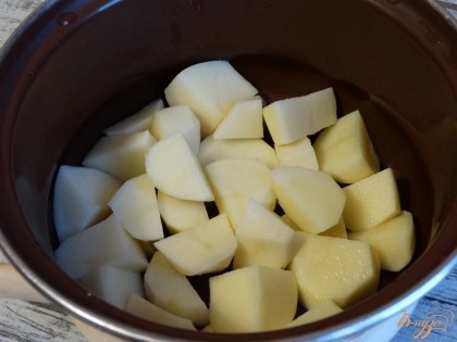 Клубни картофеля очистить и разрезать на кусочки. Отварить картофель до полной готовности, посолив при этом.