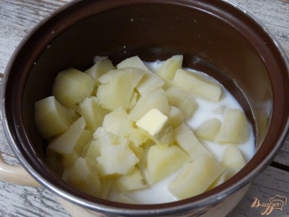 С отварного картофеля слить воду, добавить немного теплого молока и масло. Размять все погружным блендером. Всыпать немного муки и замесить тесто.