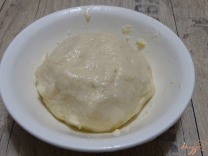 Картофельное тесто очень мягкое и гладкое. Из него удобно лепить мокрыми руками.