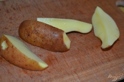 Картофель хорошо помыть щеткой и разрезать на дольки.