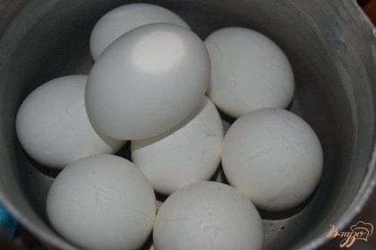 Яйца отварить в подсоленной воде 7-8 минут. Залить холодной водой. Очистить.