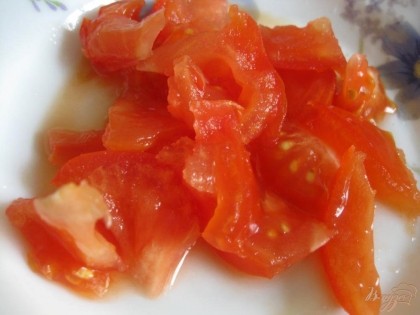 Нарезать помидоры пластинками.