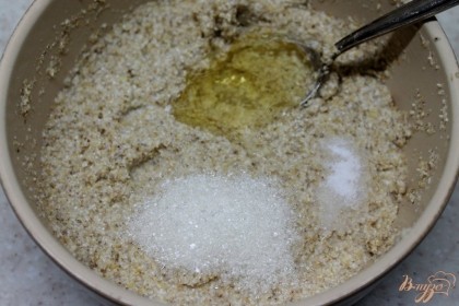 Далее добавляем сахар, подсолнечное масло, разрыхлитель для теста и все перемешиваем.