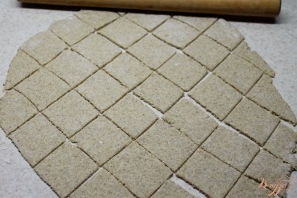 Тесто раскатываем толщиной 2 мм и нарезаем кусочками. Перекладываем кусочки теста на противень застеленный пекарской бумагой. Выпекаем, примерно, 15 минут, при температуре 180-190 градусов.